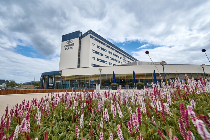 4* Reading Break: The Crowne Plaza Stay: Breakfast, Spa Access, Chocolates & Prosecco! | Wowcher