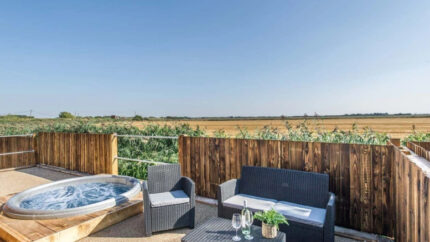 Lincolnshire Luxury Lodge Stay For 4 Or 6: Private Hot Tub, Prosecco, Chocolates! | Wowcher