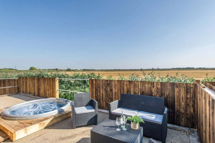 Lincolnshire Luxury Lodge Stay For 4 Or 6: Private Hot Tub, Prosecco, Chocolates! | Wowcher