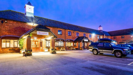 Lincolnshire Stay: Breakfast, Dinner & Murder Mystery For 2 | Wowcher