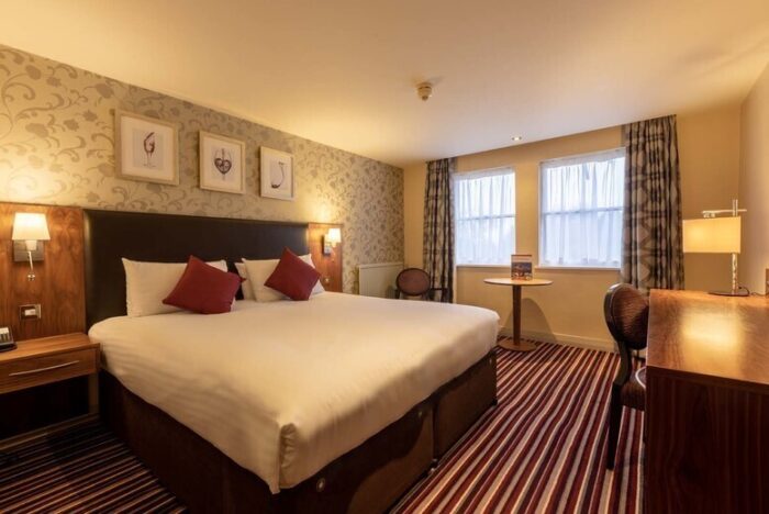 4* Gloucester Robinswood Hotel Stay For Two: Breakfast, Wine, Late Checkout & Leisure Access | Wowcher