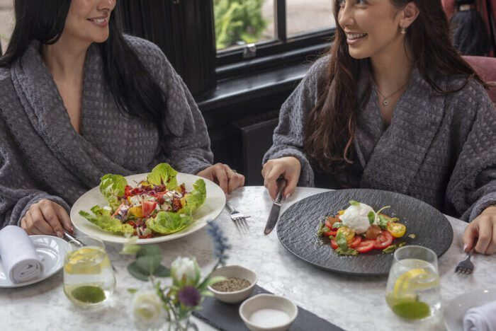 4* Hampshire Court Spa Day - 1 Or 2X25 Min Treatments, Light Lunch & Prosecco For 1 Or 2 | Wowcher