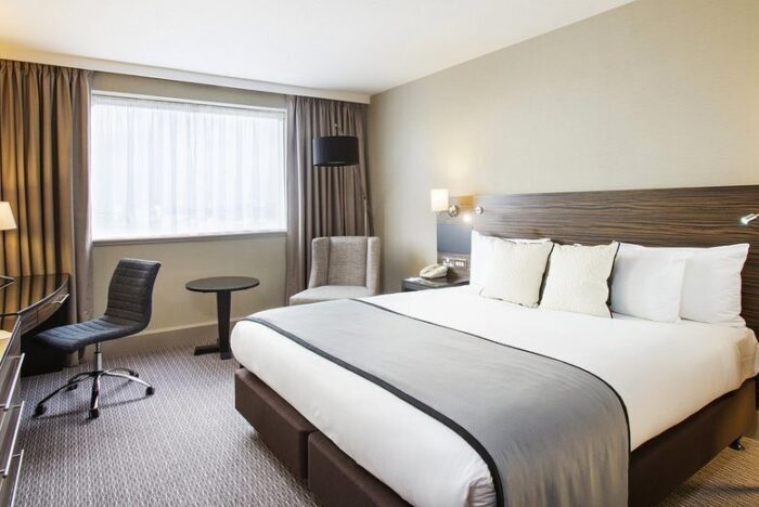 4* Crowne Plaza Glasgow Sunday Stay For 2 - Two-Course Roast Dinner, Breakfast & Leisure Access | Wowcher