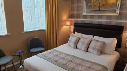 Luxury Blackpool Stay For 2 - Breakfast, Early&Late Check In/Out, £10 Bar Voucher Included | Wowcher