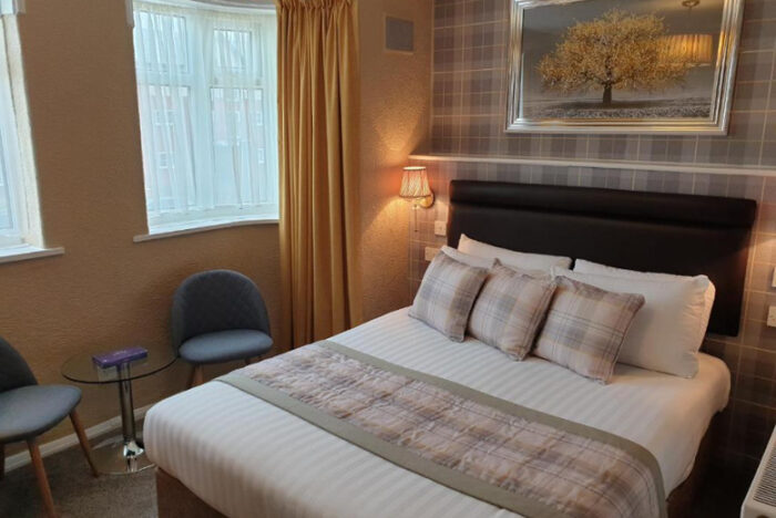 Luxury Blackpool Stay For 2 - Breakfast, Early&Late Check In/Out, £10 Bar Voucher Included | Wowcher