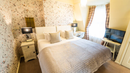 4* Bath Escape: Award Winning Hotel Stay with Breakfast, Wine & Chocolates For 2! | Wowcher