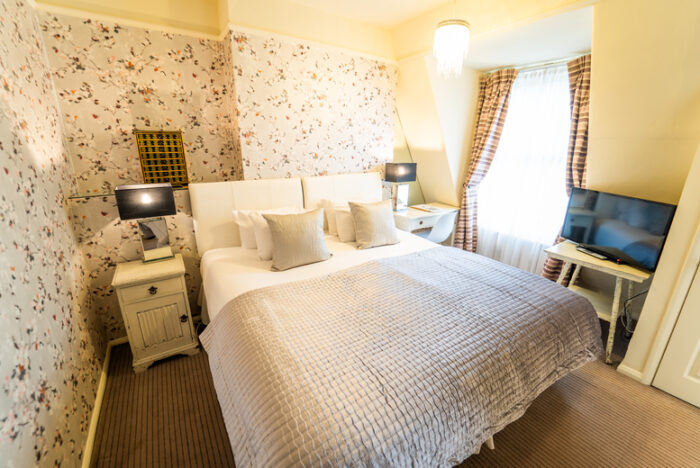 4* Bath Escape: Award Winning Hotel Stay with Breakfast, Wine & Chocolates For 2! | Wowcher