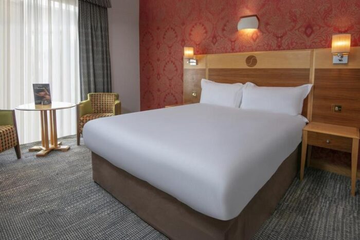 4* Hampshire Court Hotel Spa Stay, Dinner, Breakfast & Health Club Access For 2 - Spa Treatment Upgrade Available! | Wowcher