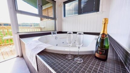 2-3 Nt Luxury Perthshire Lodge Stay for 4-6: Private Hot Tub or Jacuzzi, Prosecco, Spa Access, & Late Checkout - Upgrade Options! At Silverwood Resort